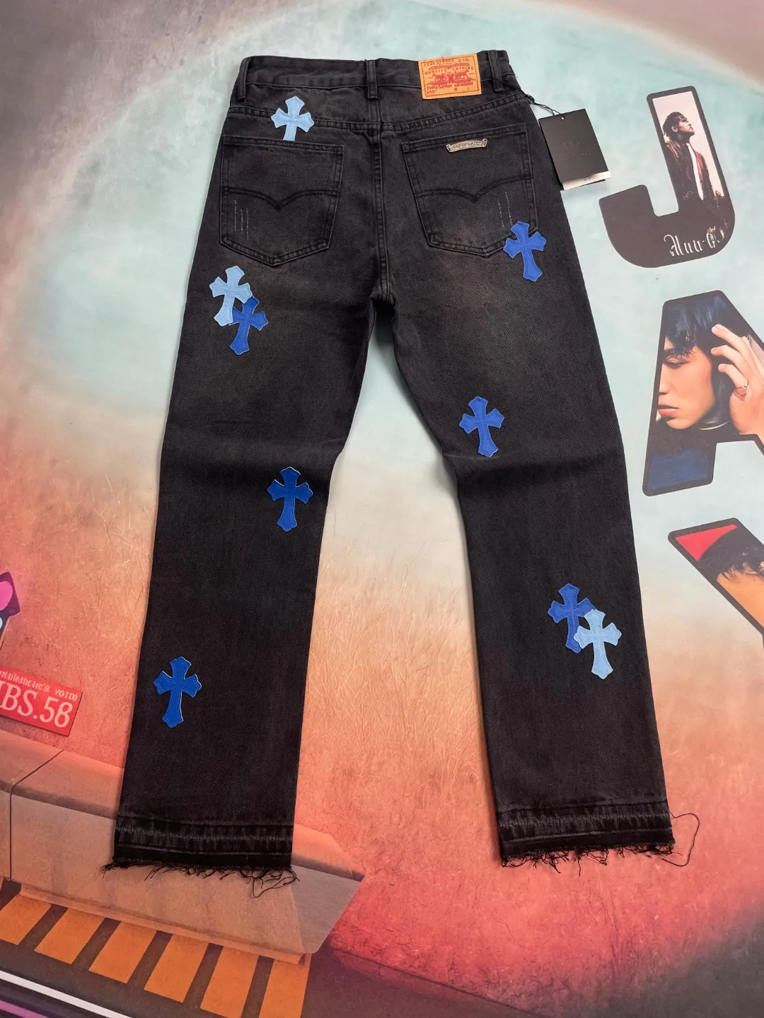 🅿️240 🔘Style No.-KL155 🔘Cro Heart𝐂𝐡𝐫𝐨𝐦𝐞 𝐇𝐞𝐚𝐫𝐭 Classic CH Black and Blue Cross Patch Leather Jeans* These Croix Heart Jeans are unique. High-quality denim fabrics are carefully selected and subjected to a special washing process to present retro color and texture, giving it a full texture. The iconic blue cross patch is made of fine cutting technology and carefully sewn on the trousers, making it strong and beautiful. The raw edges of the trousers are carefully distressed by hand, giving them a casual and uninhibited style. When paired with it, it can be paired with a simple solid-color sweatshirt and sneakers to create a casual street style; paired with a black motorcycle jacket and Martin boots to show a cool and punk style; combined with a slim shirt and leather shoes, it can create a yuppie gentleman look and can be easily adapted to various occasions.  Size: S M L XL (28.30.32.34) Color: Black